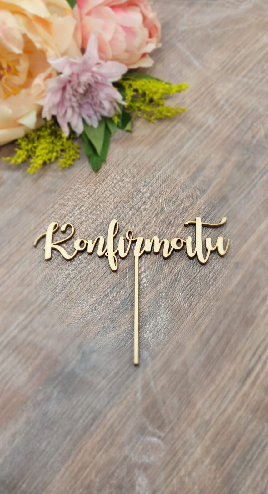 Konfirmoitu-puinen kakkukyltti