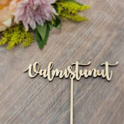 Valmistunut-puinen kakkukyltti