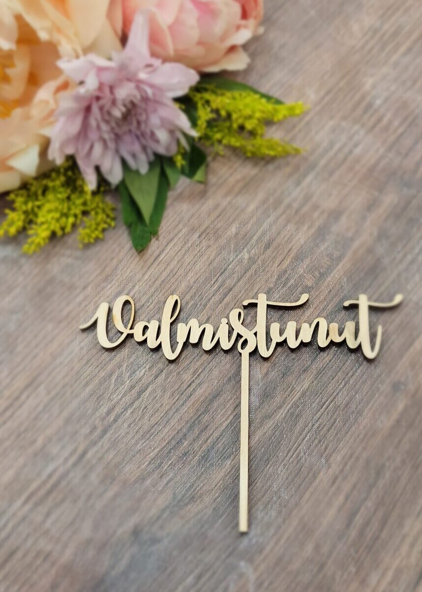 Valmistunut-puinen kakkukyltti