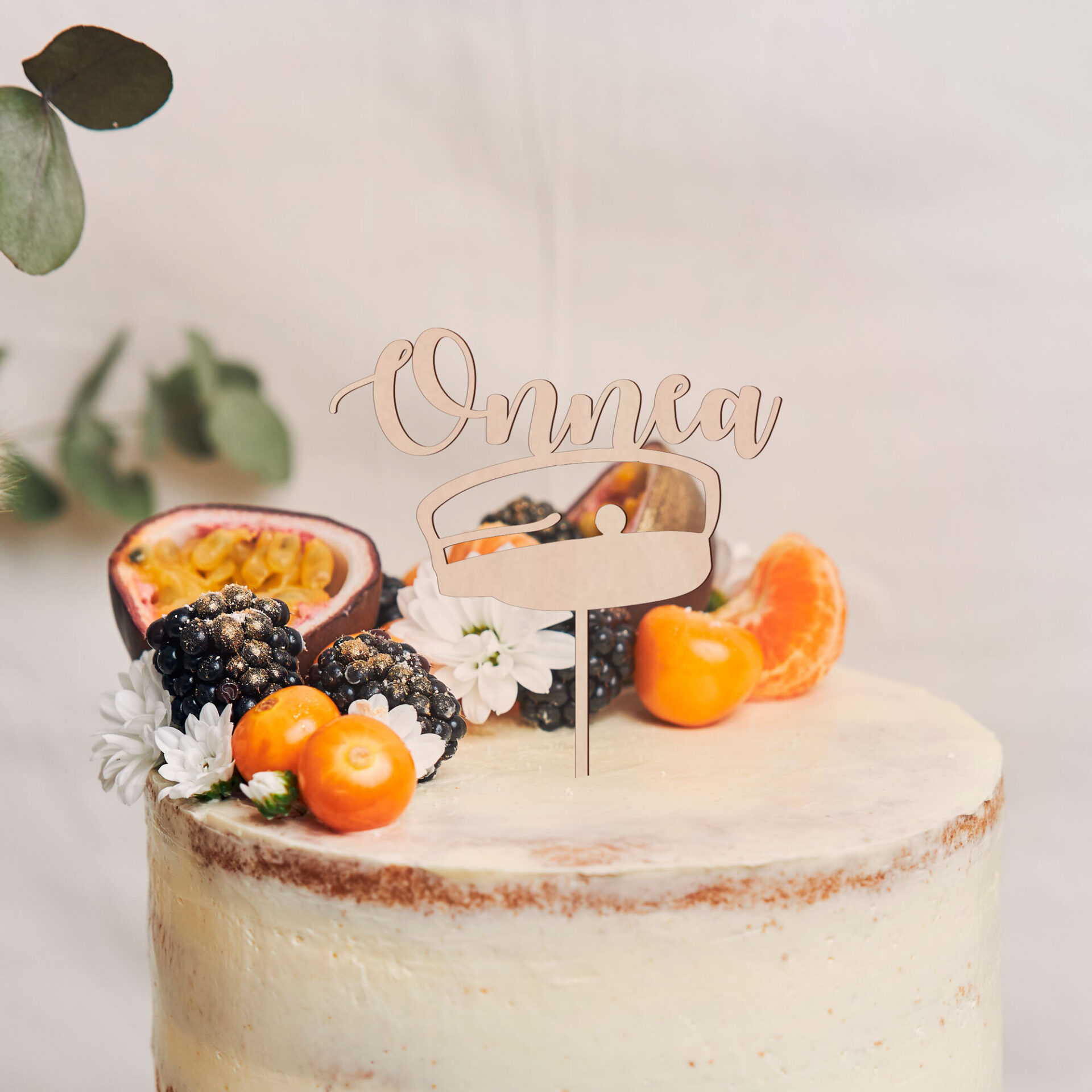 Onnea yo hattu -puinen kakkukyltti